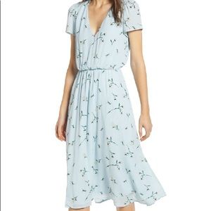 Wayf v-neck midi dress (small) in sky blue floral